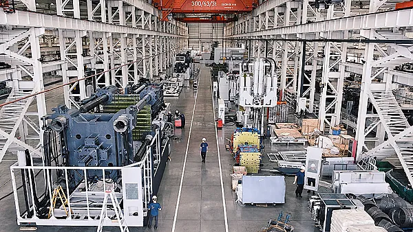 What it takes to build a 7 200 t injection moulding machine
